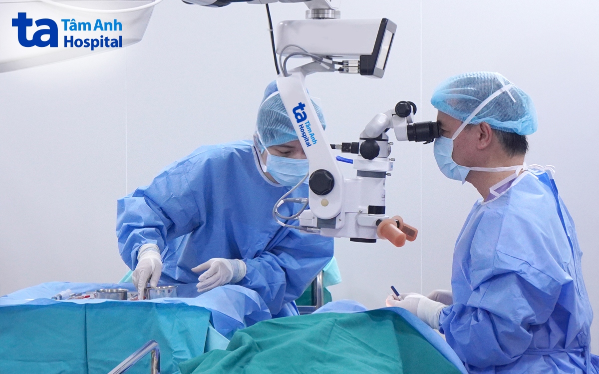 Bác sĩ phẫu thuật đặt thấu kính nội nhãn xóa cận cho anh Nhật. Ảnh: Bệnh viện Đa khoa Tâm Anh