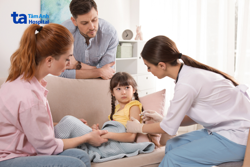 Bác sĩ khám trẻ nghi viêm hạch mạc treo