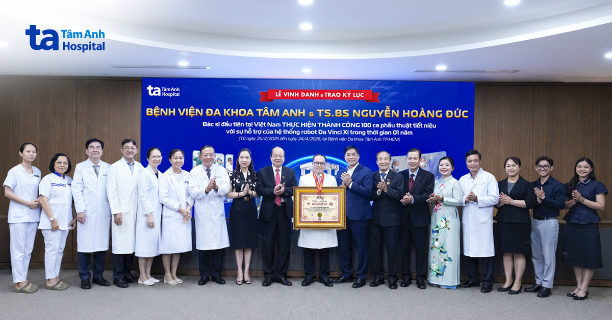 Bác sĩ Bệnh viện Tâm Anh xác lập kỷ lục số ca phẫu thuật thận – tiết niệu bằng robot thế hệ mới