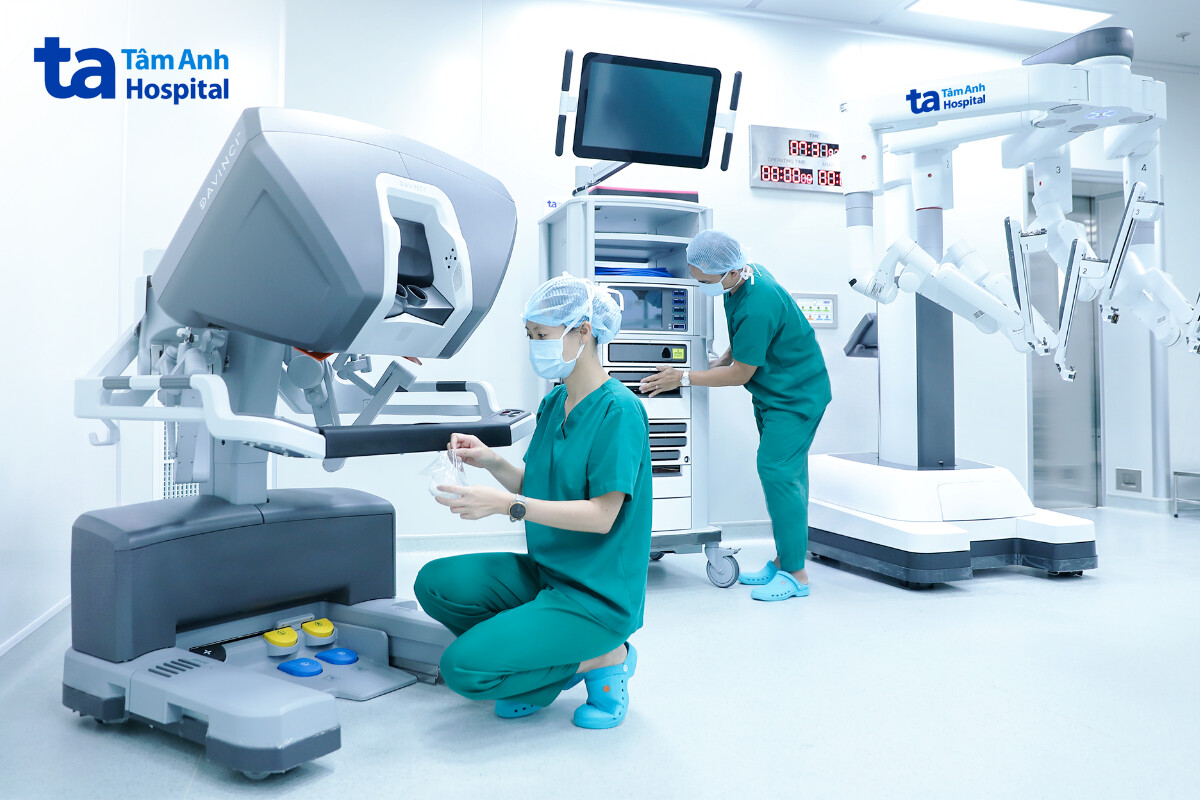 Kỹ thuật viên chuẩn bị hệ thống robot phẫu thuật Da Vinci Xi tại phòng mổ Tâm Anh
