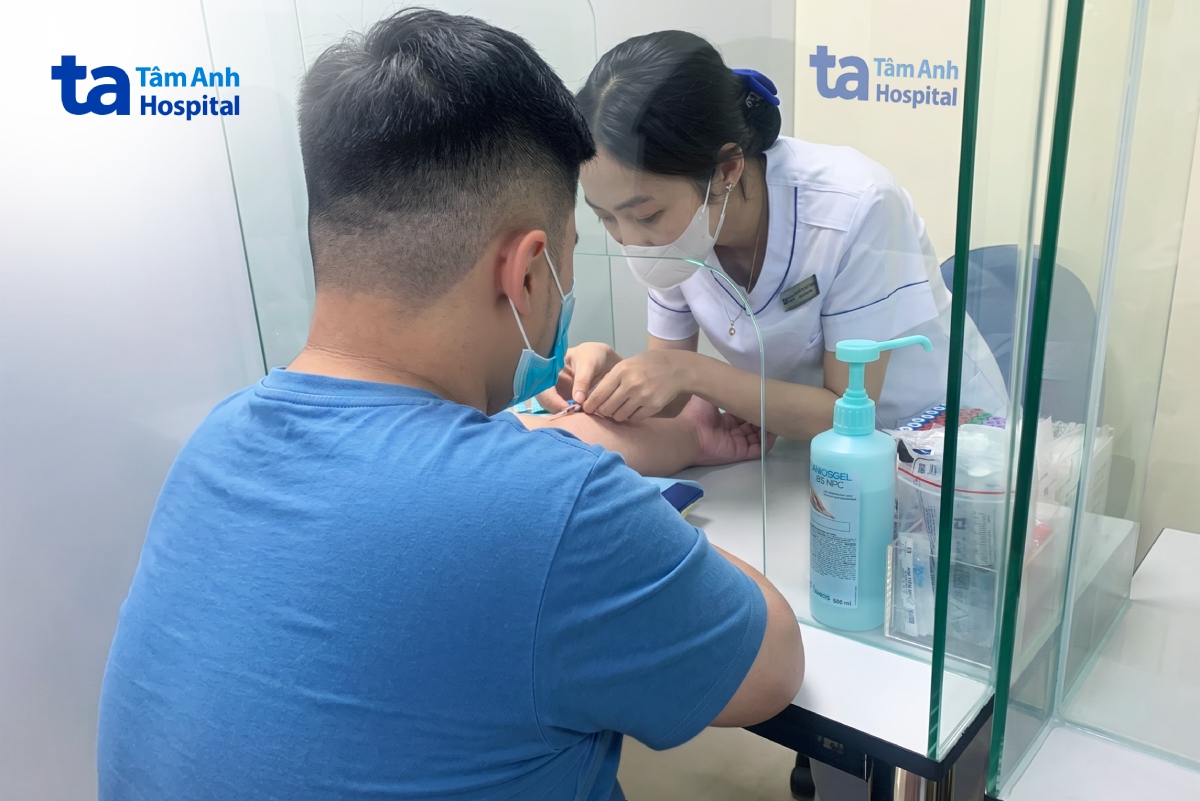 Long được làm các xét nghiệm để kiểm tra tình trạng đường huyết, mỡ máu… khi khám giảm cân. Ảnh: Bệnh viện Đa khoa Tâm Anh