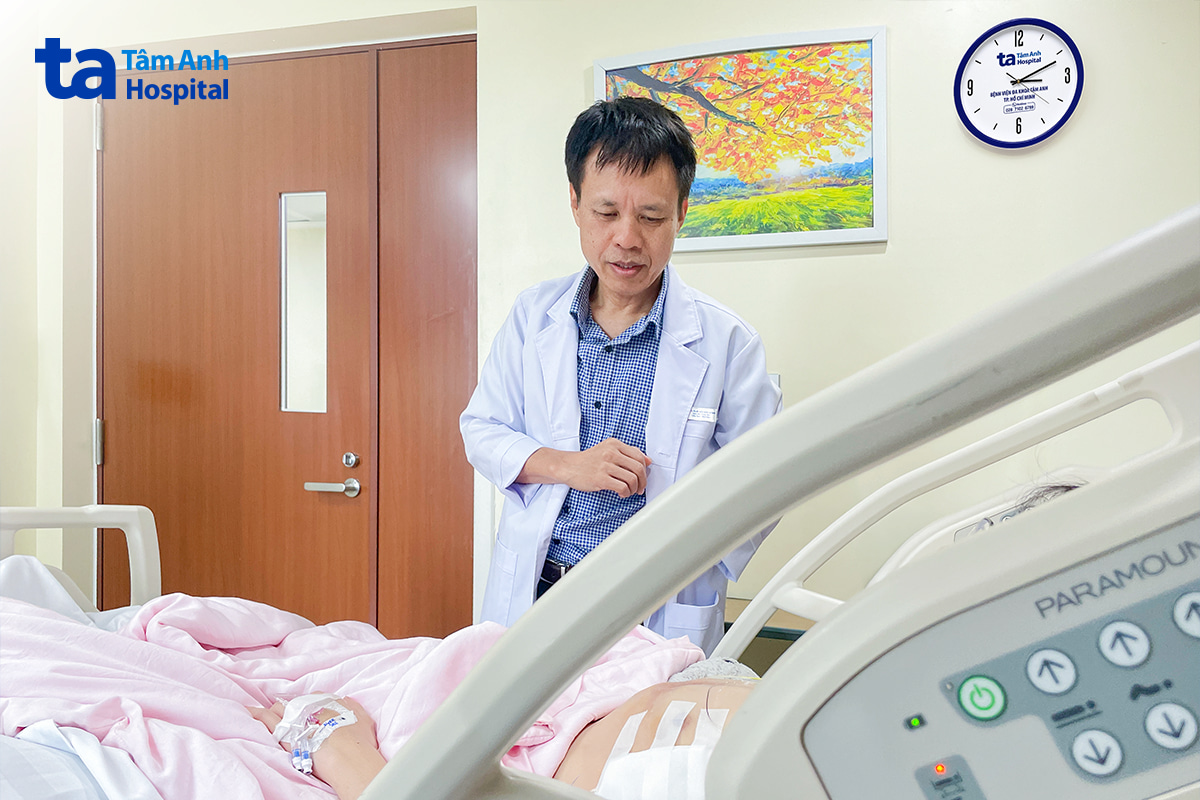 Lồng ngực nam sinh vừa lồi vừa lõm