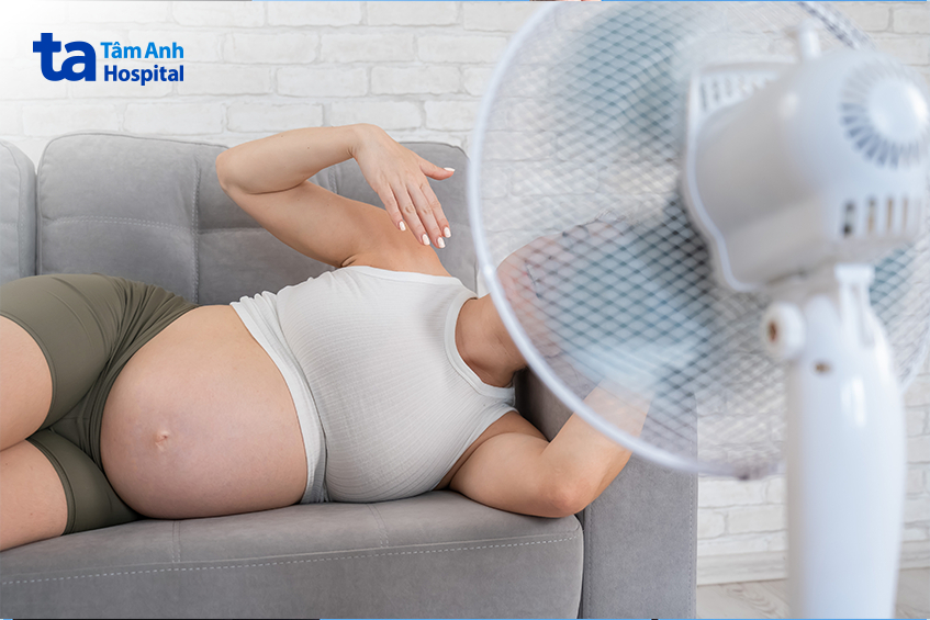 Mẹ bầu nằm nghỉ trước quạt khi nóng bừng