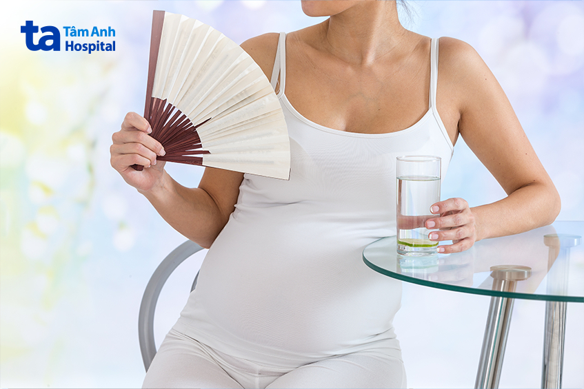 Mẹ bầu uống nước giúp giảm nóng bừng