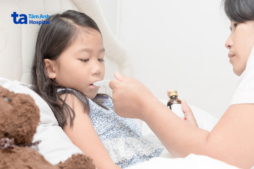 Mẹ cho trẻ uống thuốc khi bị rối loạn tiêu hóa