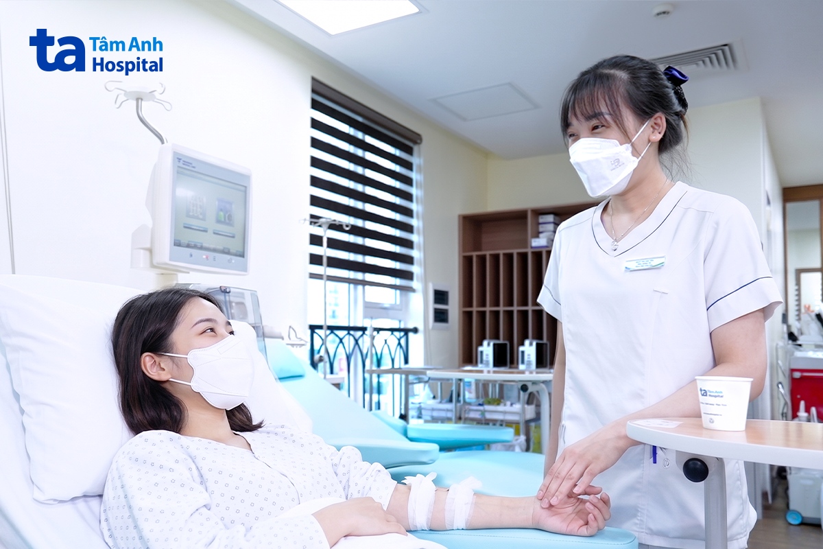 minh anh trong một buổi lọc máu định kỳ