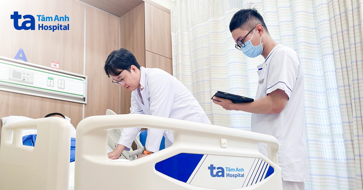 Nam thanh niên hẹp niệu đạo sau tai nạn
