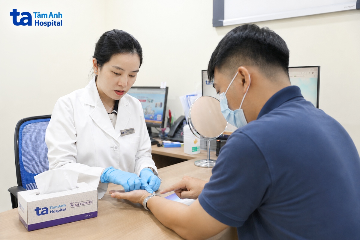 người bệnh bị mất vân tay vì chàm được bác sĩ khám