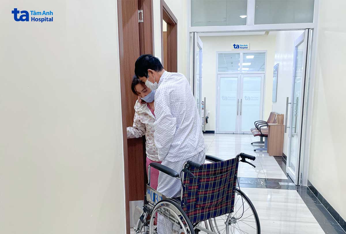người bệnh đi lại sau 6 tháng điều trị