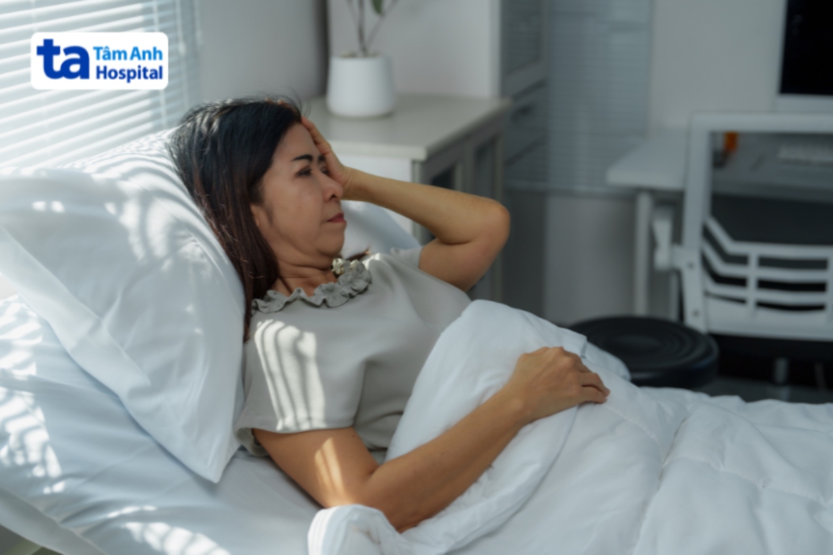 người bệnh nằm trên giường bệnh