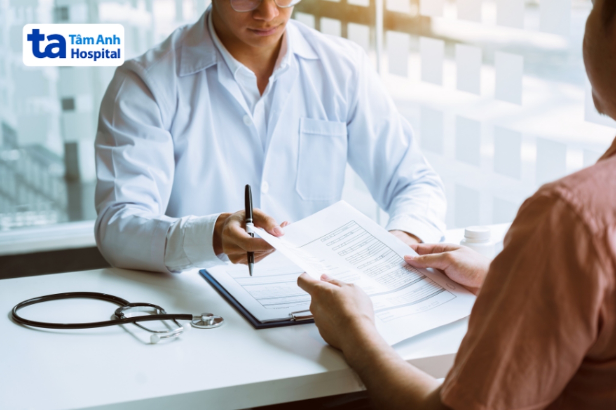người bệnh trao đổi với bác sĩ