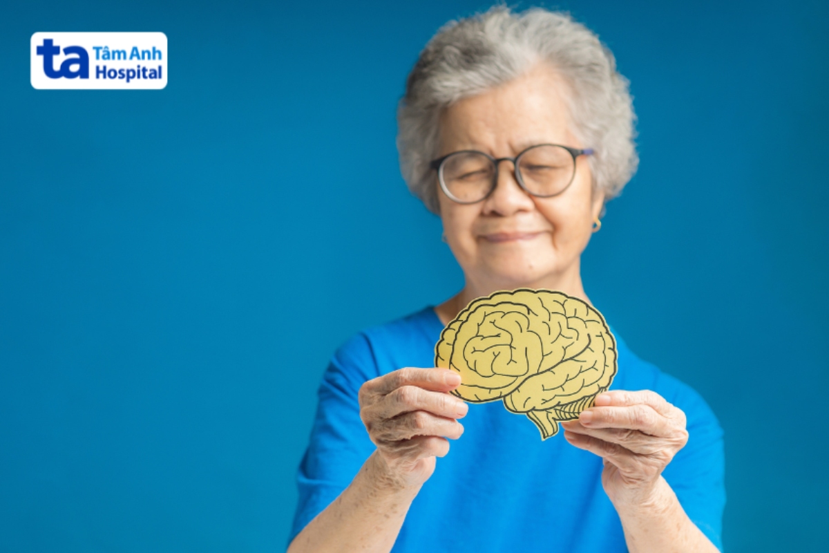 người già cầm mô hình não