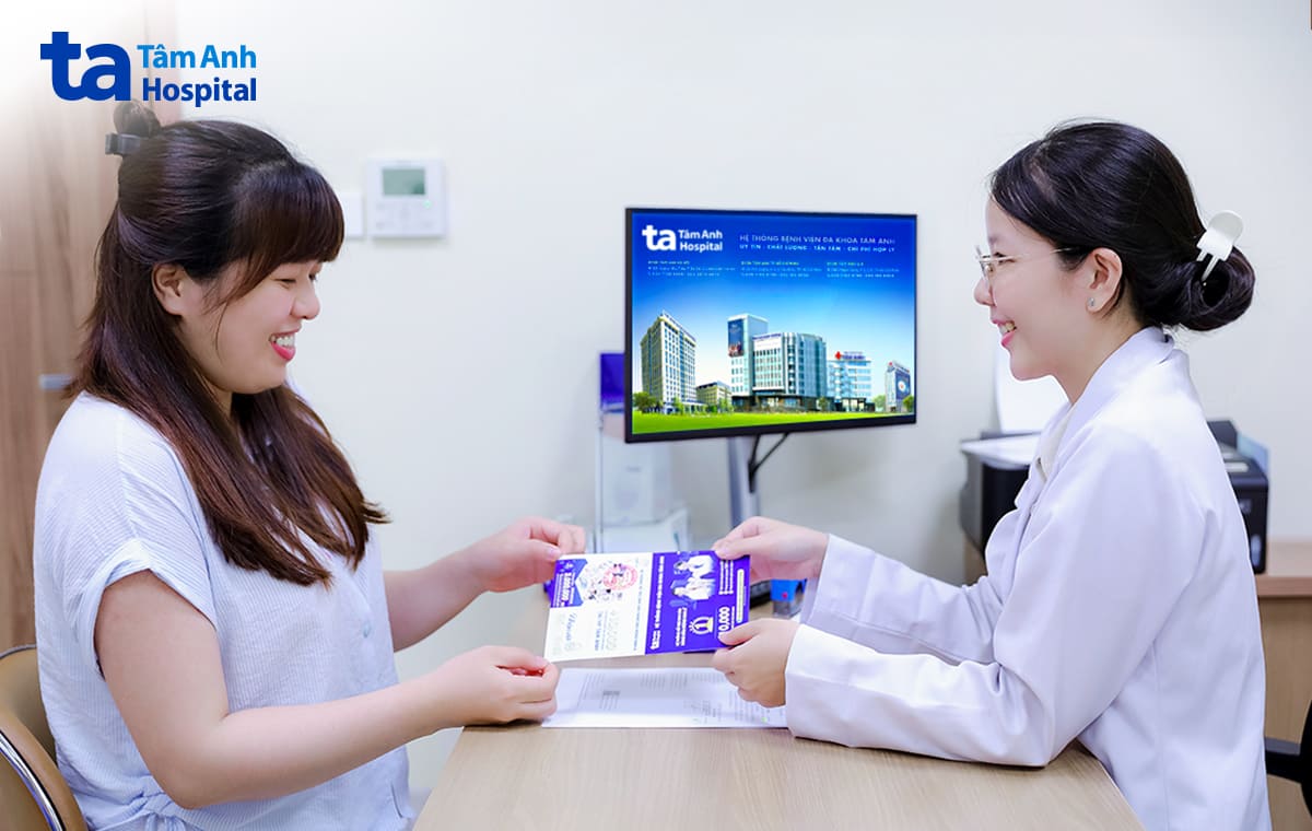 Chị Vân Chi nhận voucher ưu đãi từ chương trình “Nhả vía Bầu vàng” của IVF Tâm Anh.