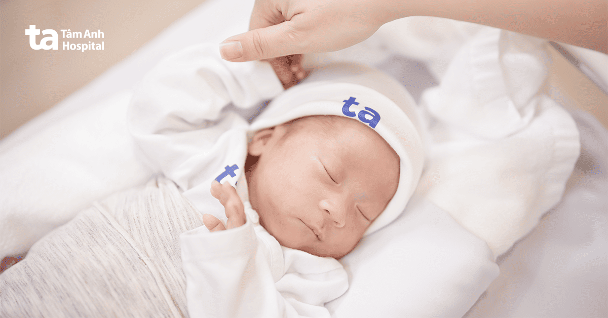 Nỗ lực giữ thai cho mẹ hiếm muộn, cứu sống bé sinh non 900 gram