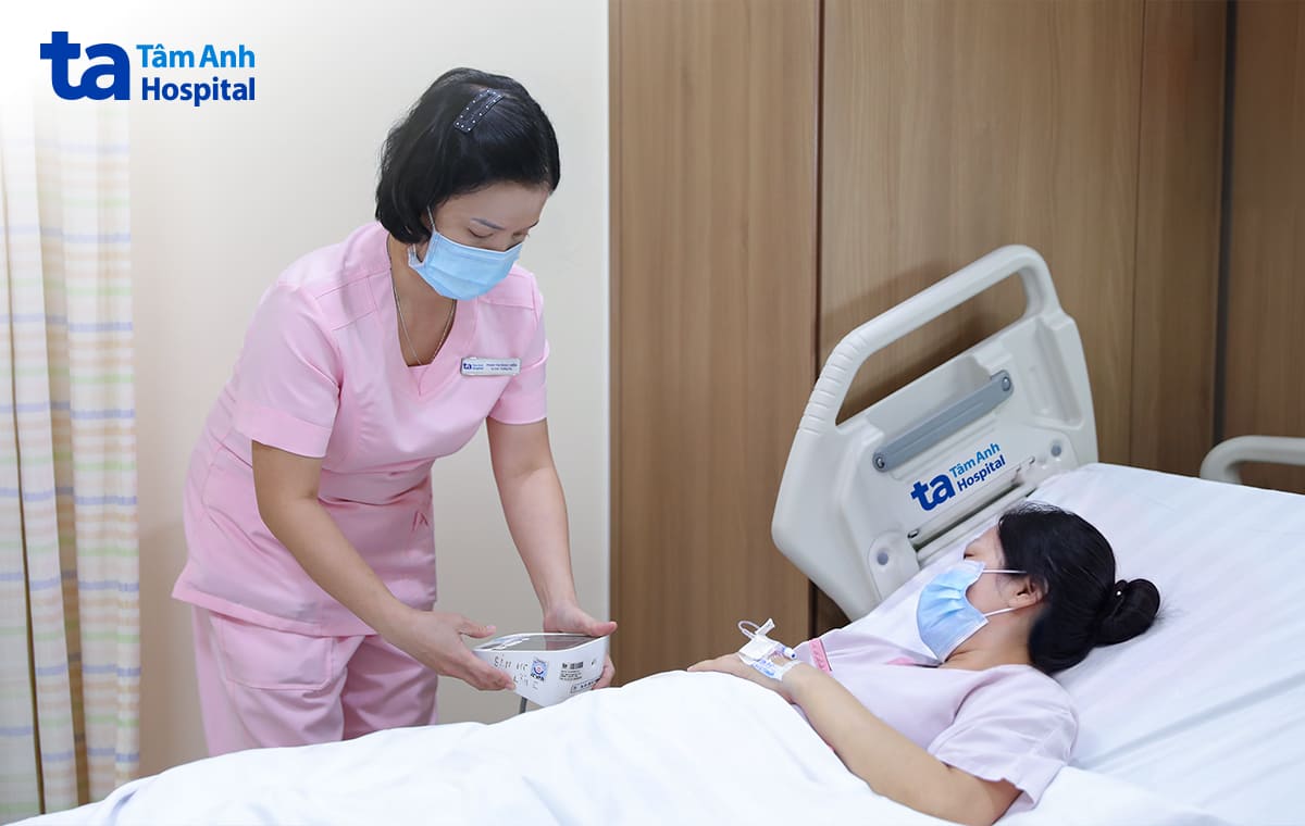 Nữ hộ sinh kiểm tra huyết áp cho chị Giang