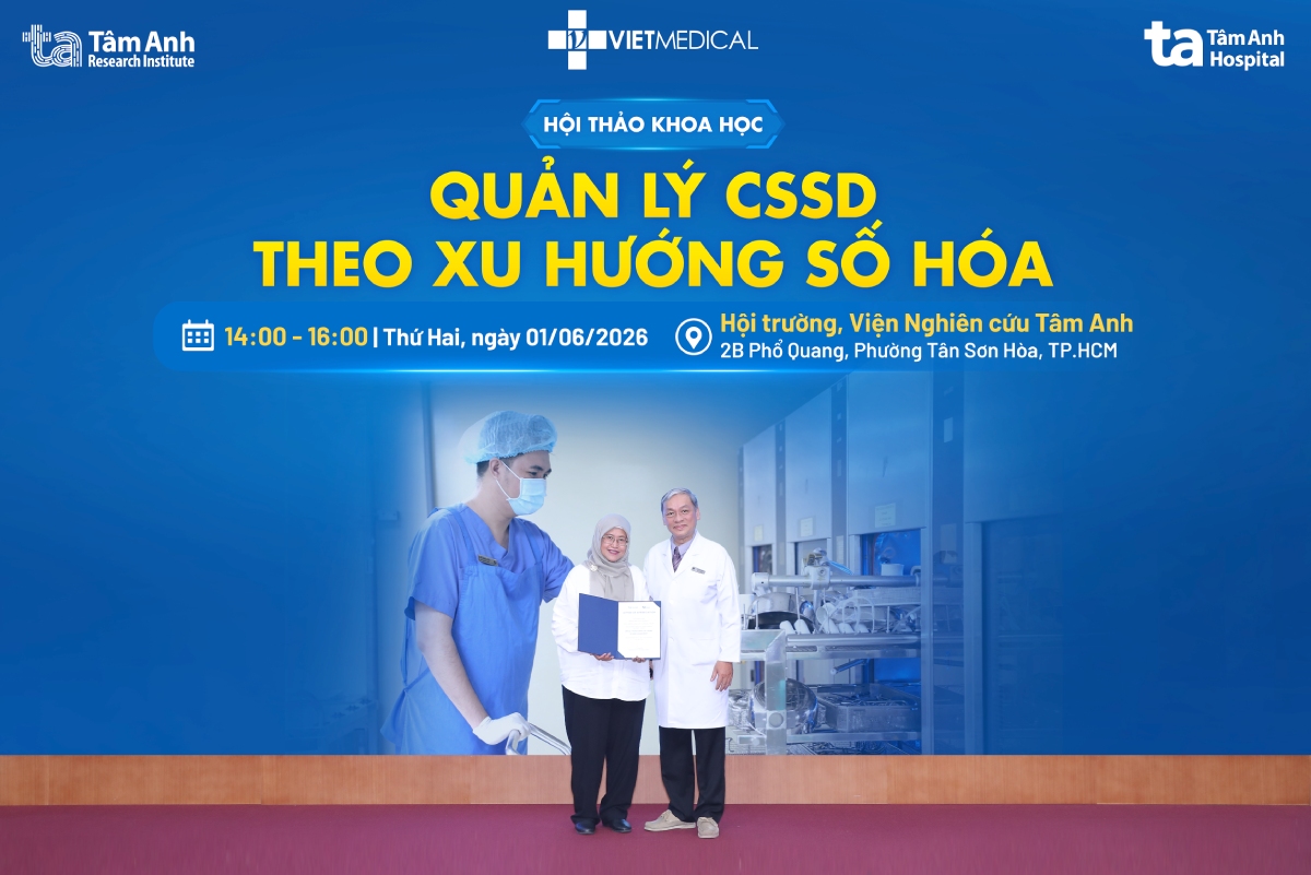 pgs.ts.bs phạm hùng cường (bên phải) trao thư cảm ơn đến ths norlidah othman