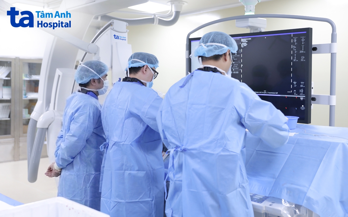 Ê-kíp các bác sĩ Trung tâm Chẩn đoán hình ảnh - Điện quang can thiệp thực hiện can thiệp nội mạch cho chị Thuyên. Ảnh: Bệnh viện Đa khoa Tâm Anh