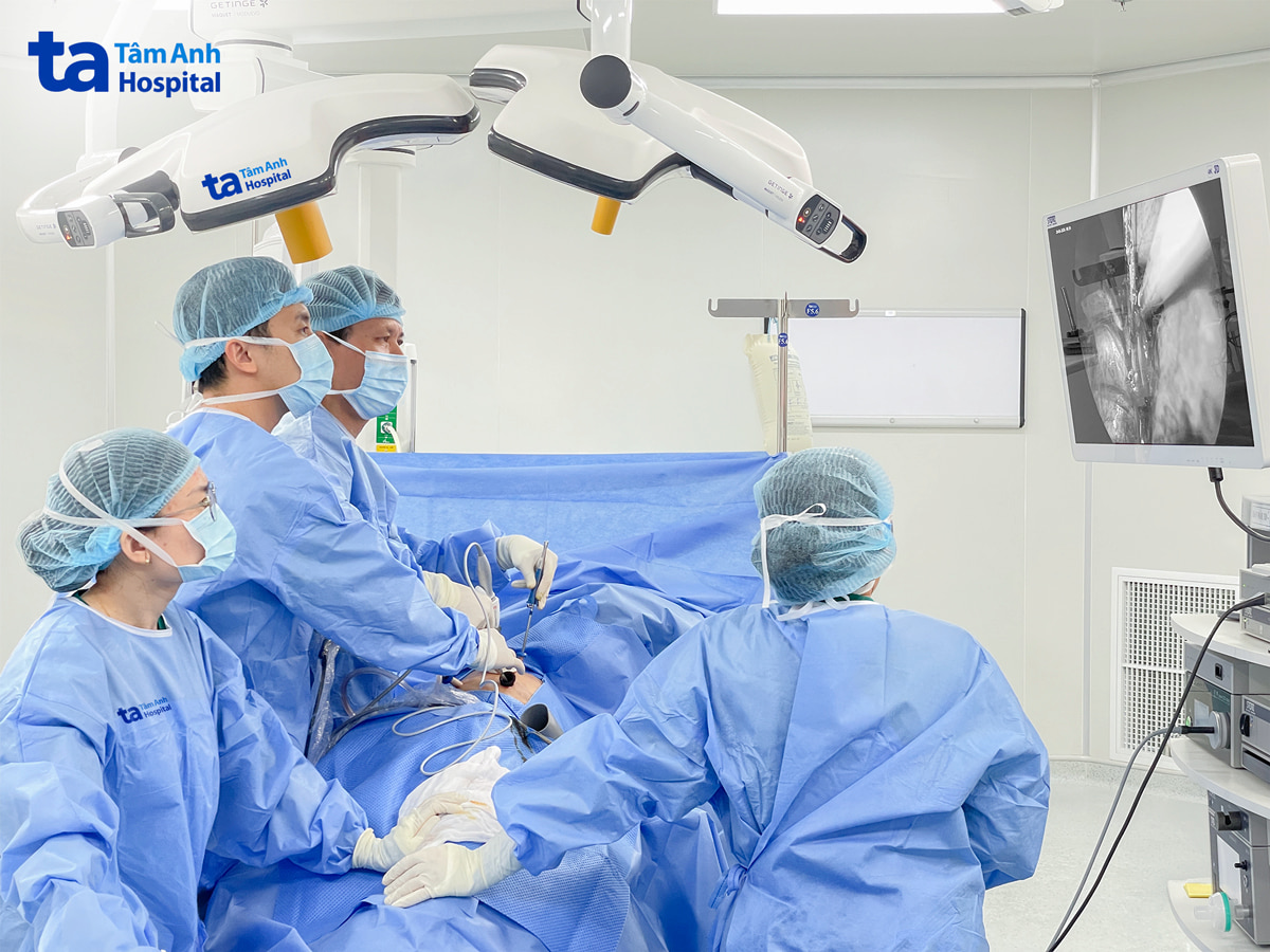 Phó giáo sư Vĩnh (thứ 3 từ trái qua) cùng êkíp phẫu thuật nội soi cho người bệnh