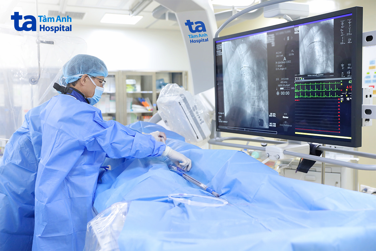 Phó giáo sư Vĩnh đặt stent graft cho người bệnh với sự hỗ trợ của hệ thống chụp mạch hiện đại