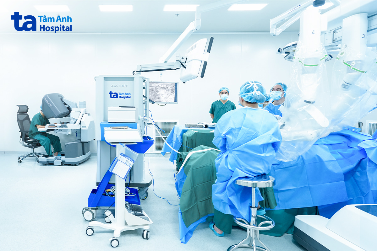 Phó giáo sư Vĩnh điều khiển robot cẩn thận bóc tách khối u xâm lấn khỏi các mạch máu lớn