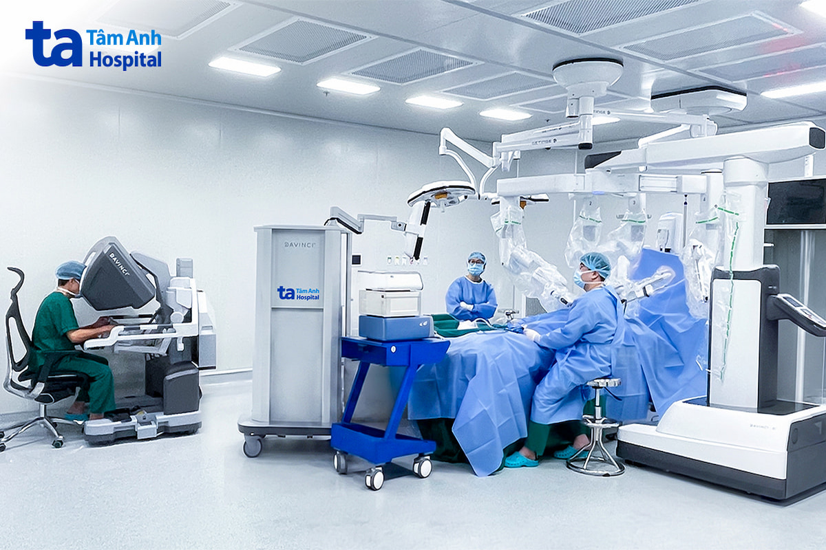 Phó giáo sư Vĩnh (trái) điều khiển robot Da Vinci Xi phẫu thuật cắt u trung thất