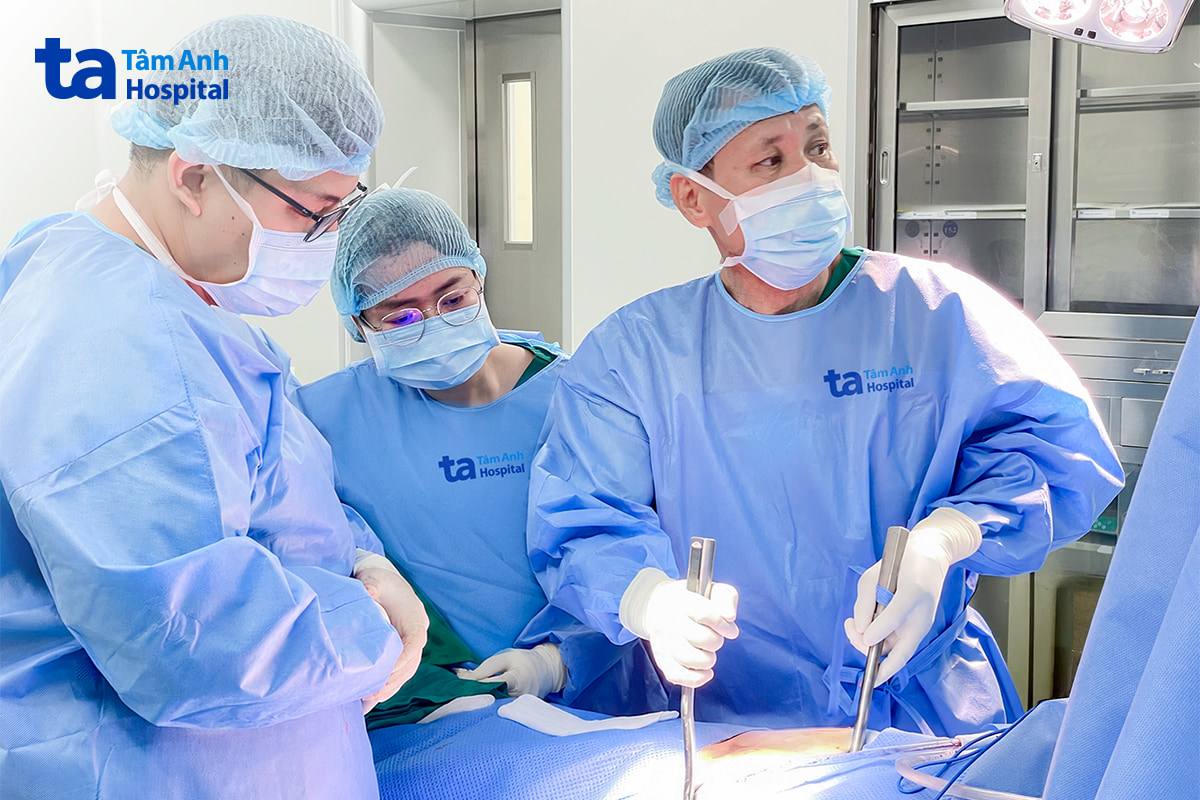 Phó giáo sư Vĩnh phẫu thuật tạo hình lồng ngực cho người bệnh