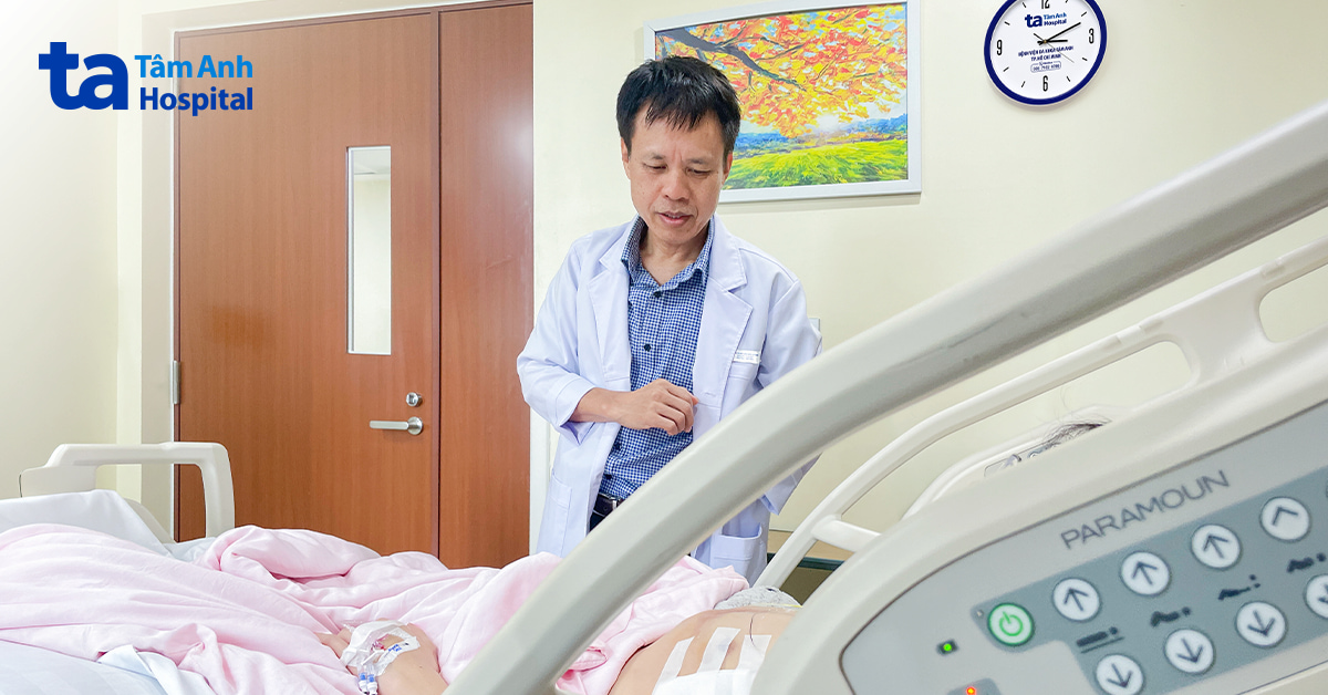 Phó giáo sư Vĩnh thăm khám cho người bệnh sau mổ