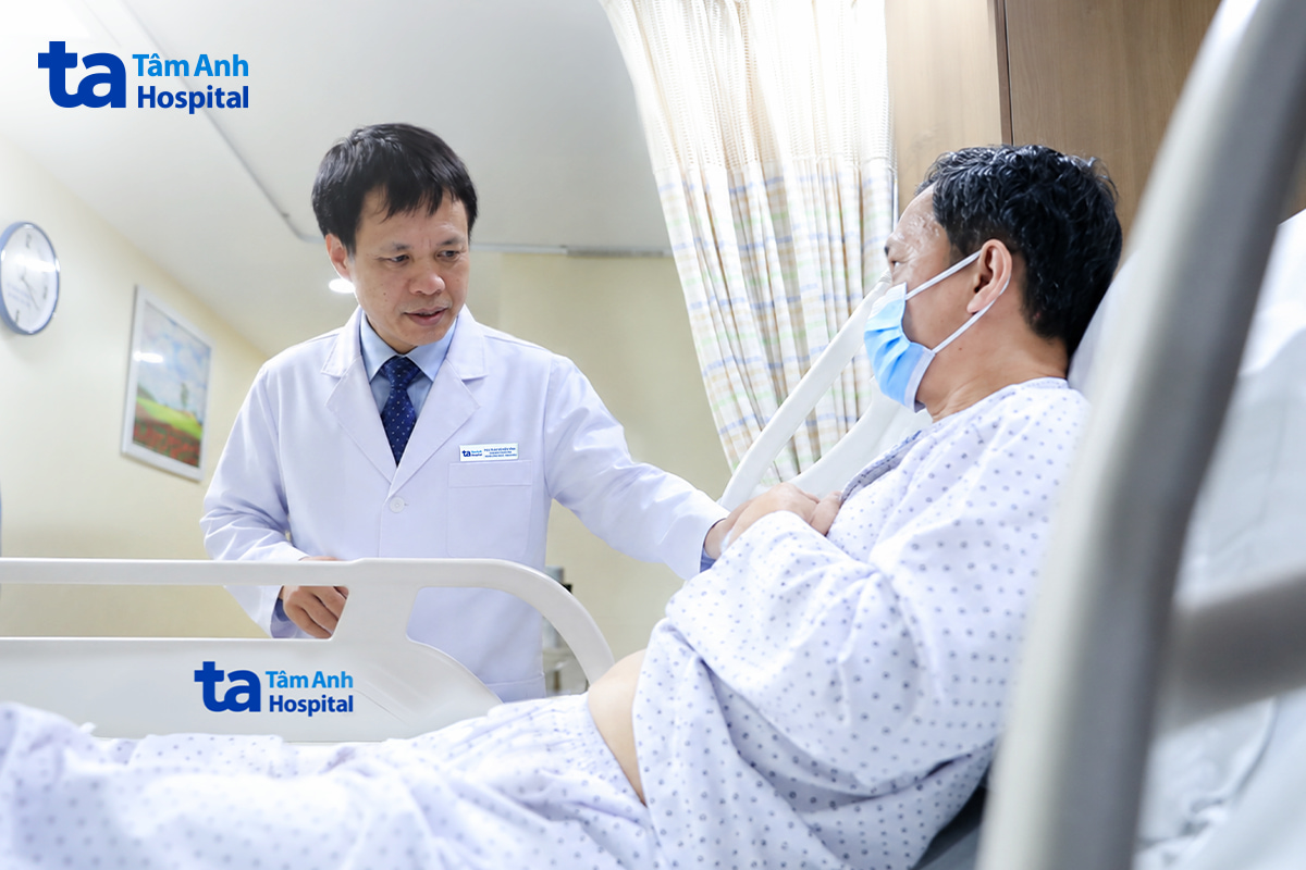 Phó giáo sư Vĩnh thăm khám, chúc mừng người bệnh thành công vượt qua ca mổ khó