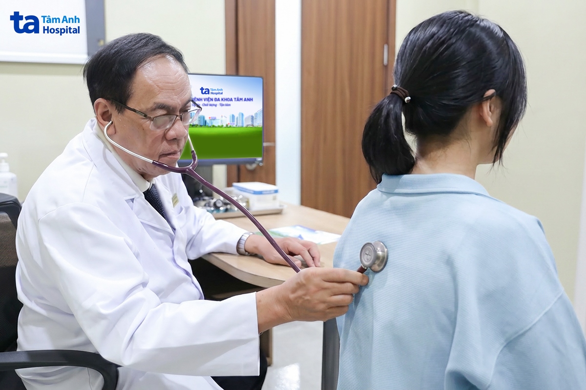 phó giáo sư vũ huy trụ khám cho bệnh nhi tại bệnh viện đa khoa tâm anh tp.hcm