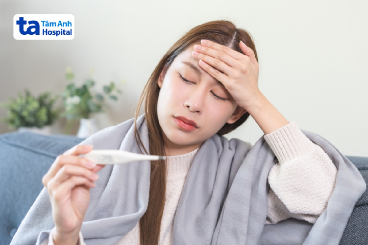 phụ nữ bị sốt tự đo nhiệt độ