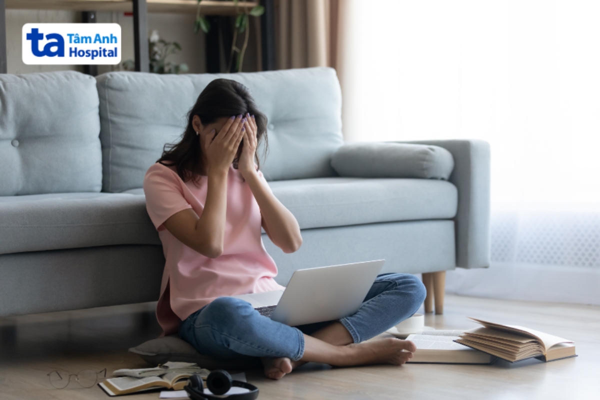 phụ nữ mệt mỏi ôm laptop