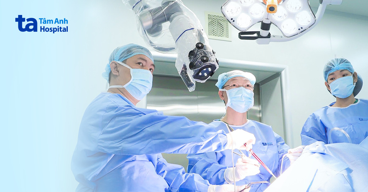 Robot giúp bác sĩ loại bỏ khối u não gây đột quỵ nhiều lần