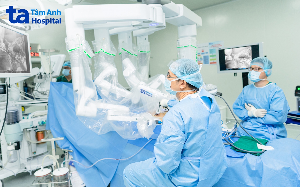 robot thực hiện cắt khối u cho bà Kim