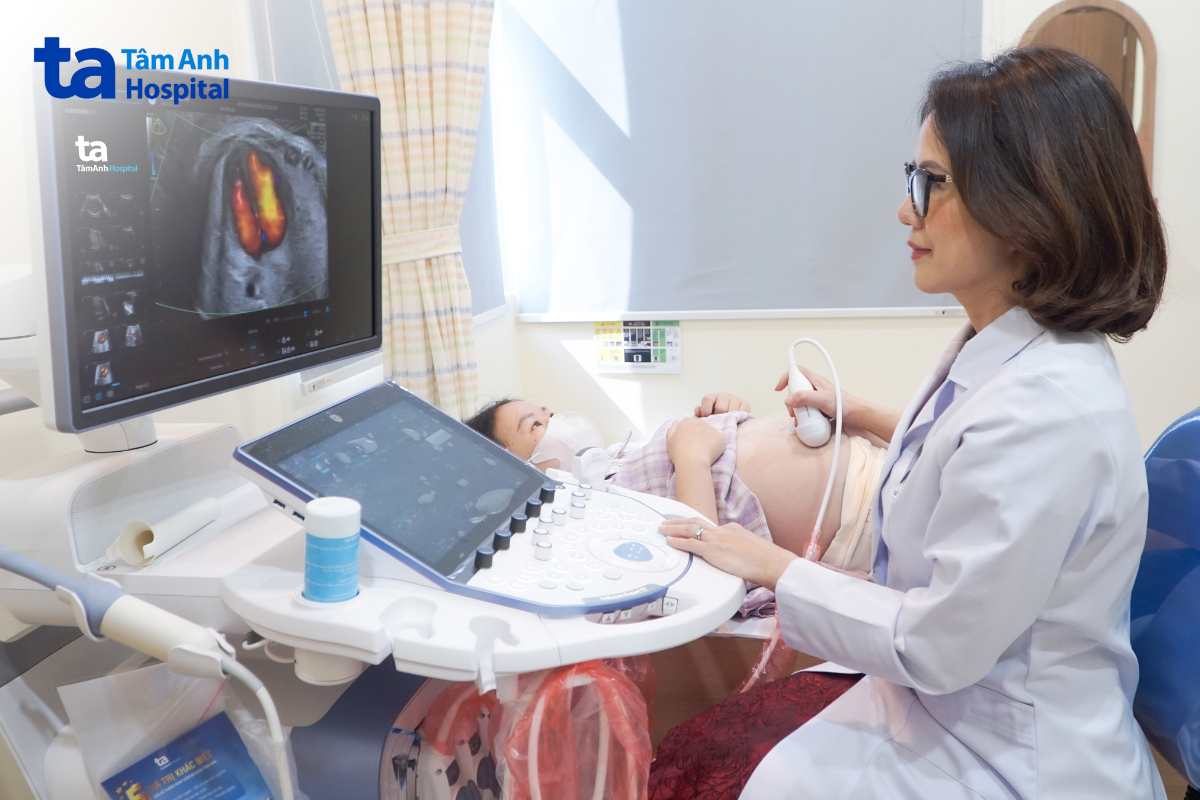 Bác sĩ siêu âm thai kiểm tra dây rốn và thai nhi