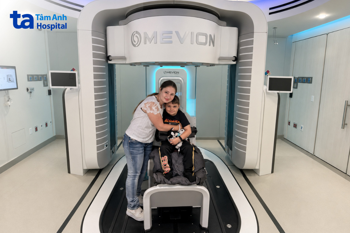 stephen de la torre 7 tuổi là người đầu tiên xạ trị proton tư thế ngồi tại stanford mỹ