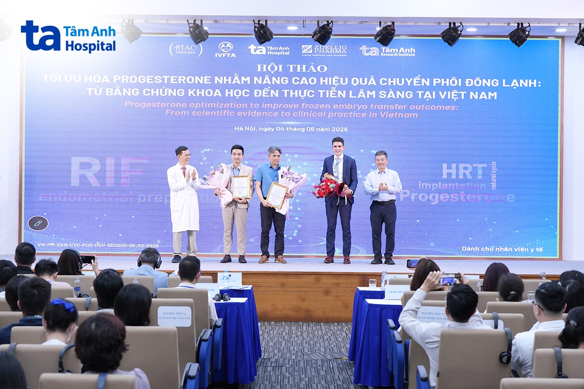 tặng hoa cho các bác sĩ ở hội thảo