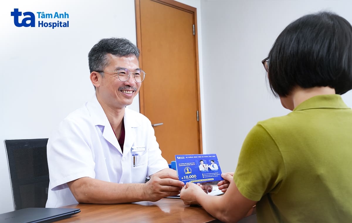 Giám đốc IVF Tâm Anh Hà Nội tặng voucher hỗ trợ chi phí chuyển phôi cho khách hàng