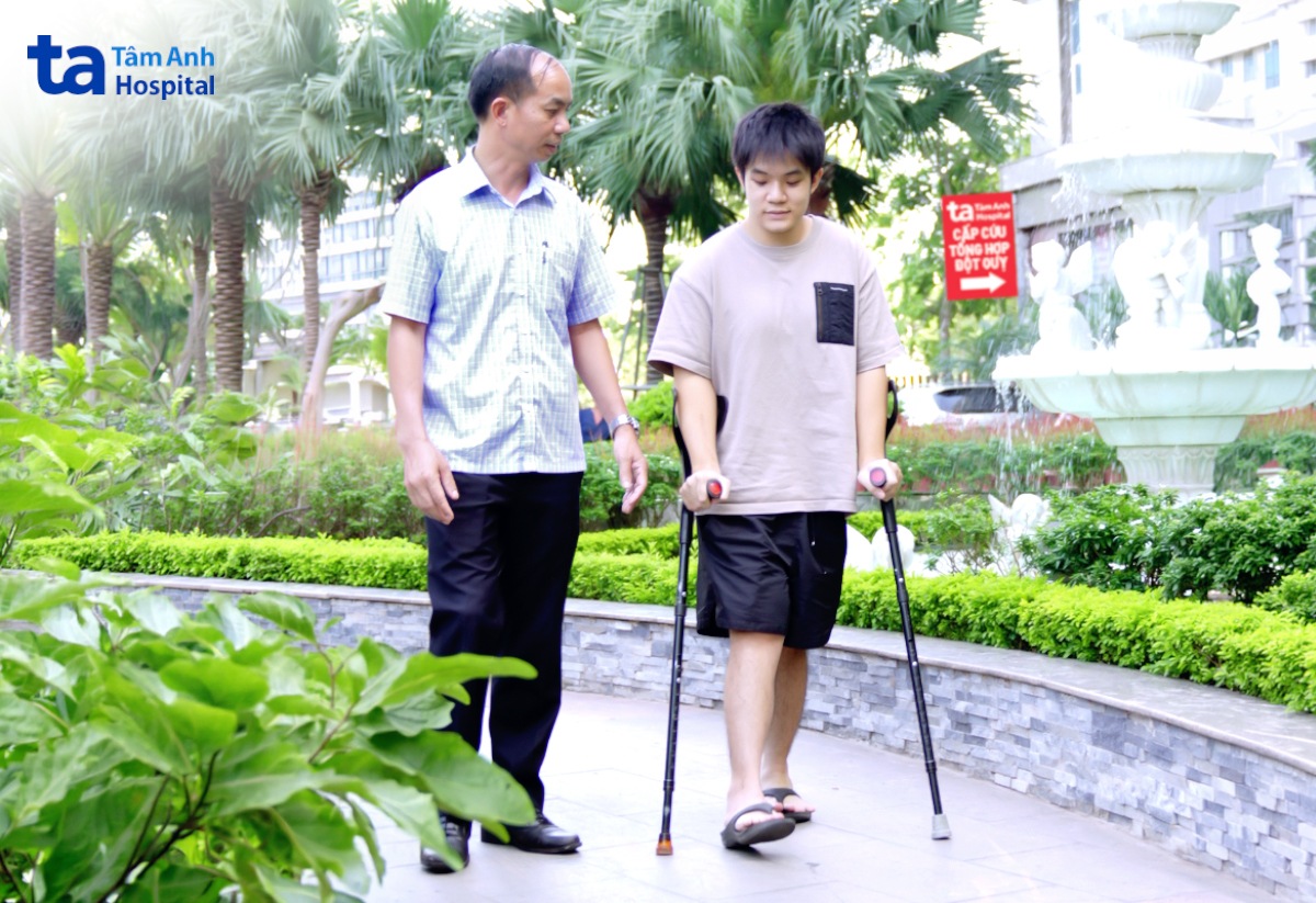 Đức đi lại vào tuần thứ ba sau phẫu thuật.