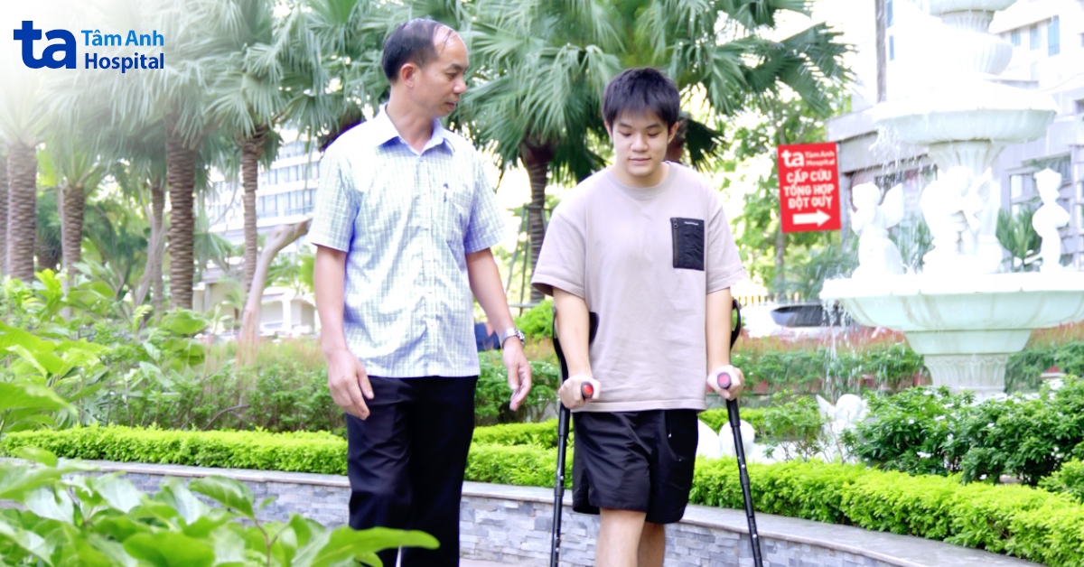 Thay khớp háng cho chàng trai xương thủy tinh