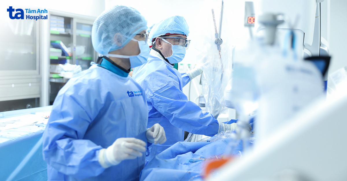 Thay van tim không mổ mở cho cụ ông suy thận