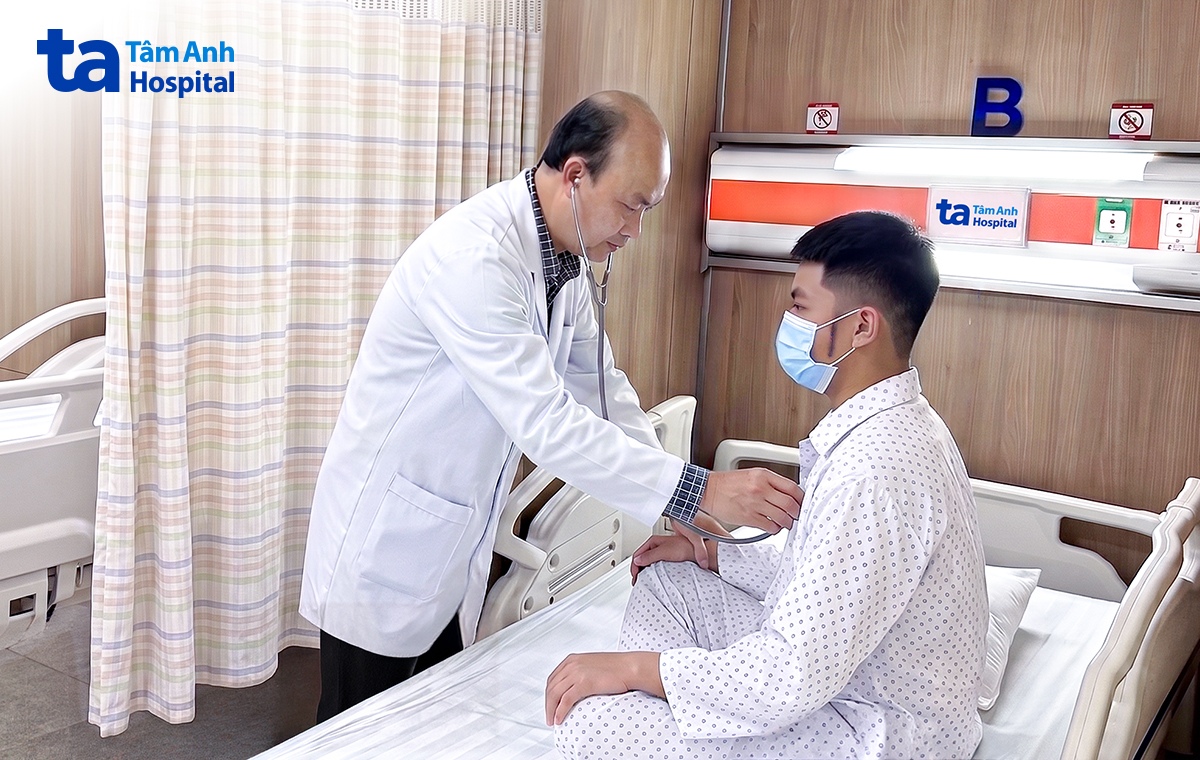 ths.bs thái văn dũng, khoa ngoại nhi khám cho tùng