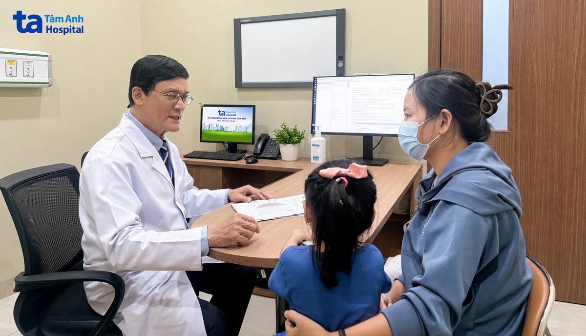 ths.bs.cki nguyễn hữu dũng, khoa ngoại nhi khám cho trẻ