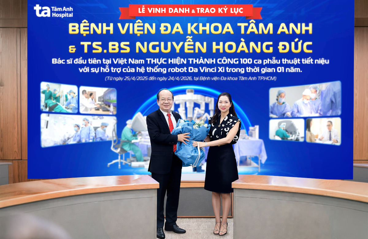 Đại diện Tâm Anh trao hoa tại lễ vinh danh kỷ lục
