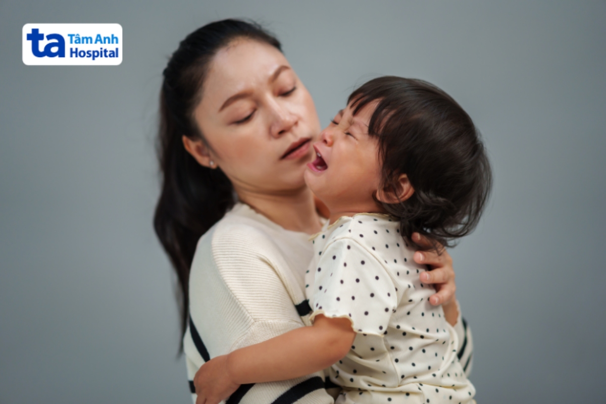 trẻ sơ sinh bị viêm màng não mủ