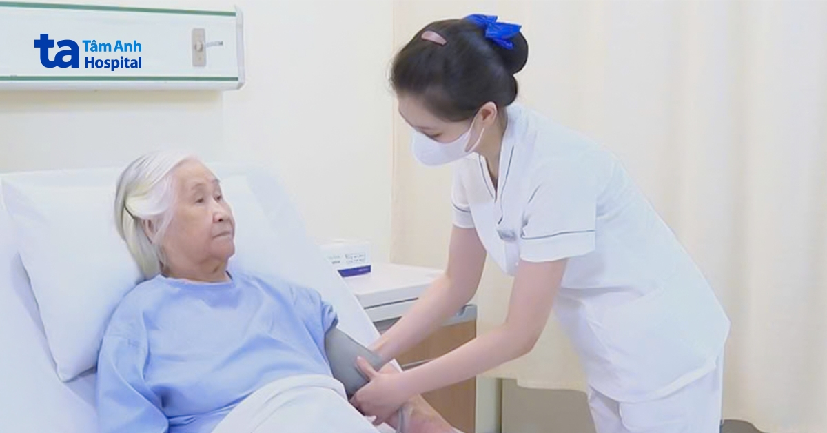 Phẫu thuật triệt căn ung thư đại tràng cho cụ bà 92 tuổi
