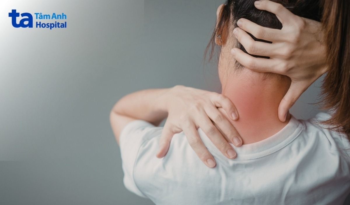 triệu chứng đau cổ do sốt ớn lạnh đau người