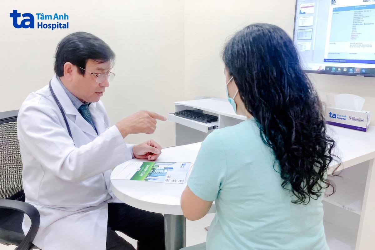 TS.BS Lâm Văn Hoàng tư vấn điều trị cho chị Liên. Ảnh: Bệnh viện Đa khoa Tâm Anh
