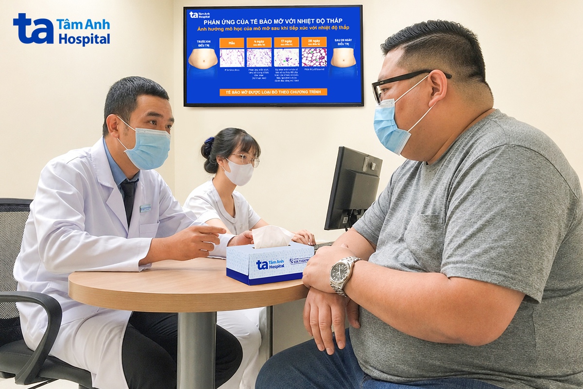 TS.BS Trần Hữu Thanh Tùng tư vấn cho người bệnh. Ảnh: Bệnh viện Đa khoa Tâm Anh