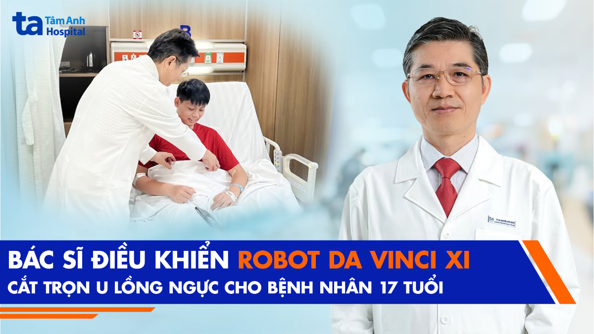 video bác sĩ điều khiển robot cắt u lồng ngực