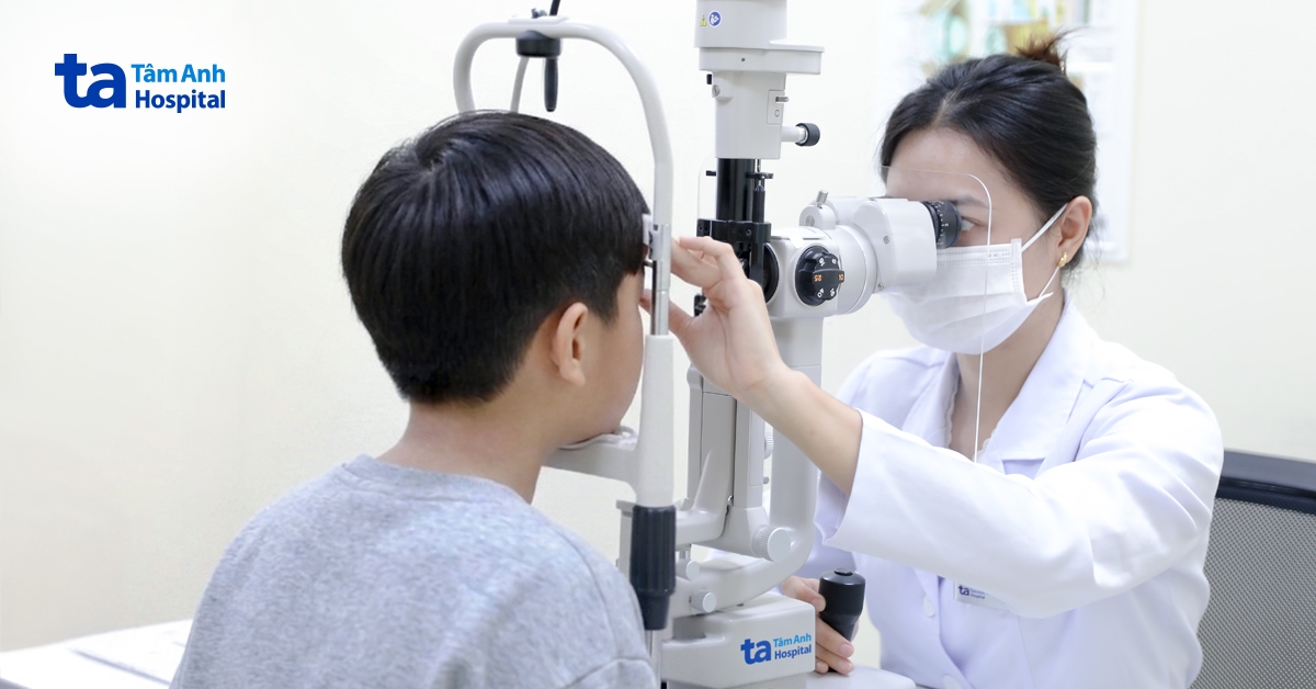 Viêm giác mạc do tự chữa đỏ mắt tại nhà